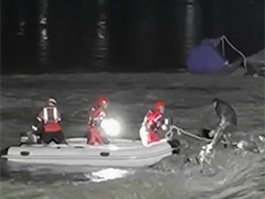 日喀则河水猛涨致男子被困河中 消防紧急救援