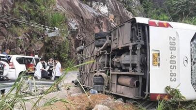 越南一辆载有中国游客的旅游大巴侧翻 多人伤亡