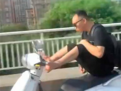 江西吉安双脚驾驶摩托车“耍杂技”男子被处罚