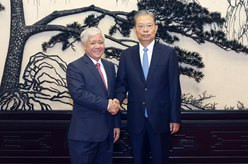 赵乐际分别会见越南祖国阵线中央委员会主席 阿尔及利亚总统