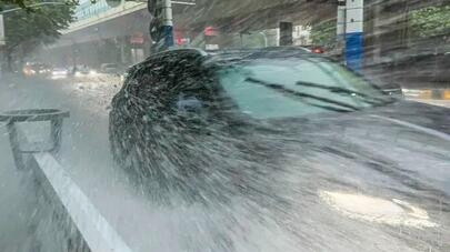 上海暴雨突袭 多个站点1小时雨量超过100毫米