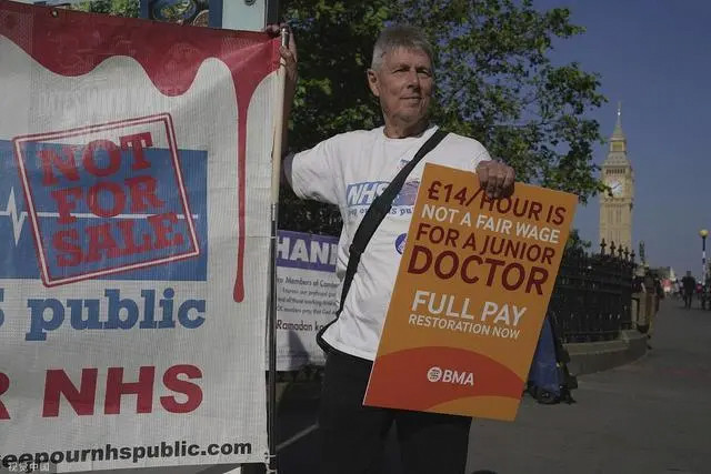不满公共医疗系统 英国高级医生罢工