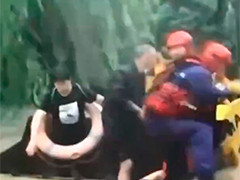 辽宁葫芦岛暴雨致两人被困车顶 消防紧急救援