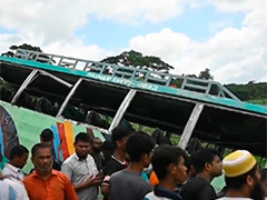 孟加拉国一客车落水 致十余人死亡