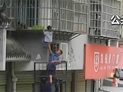 陕西安康男童头卡二楼防护栏 众人合力救援