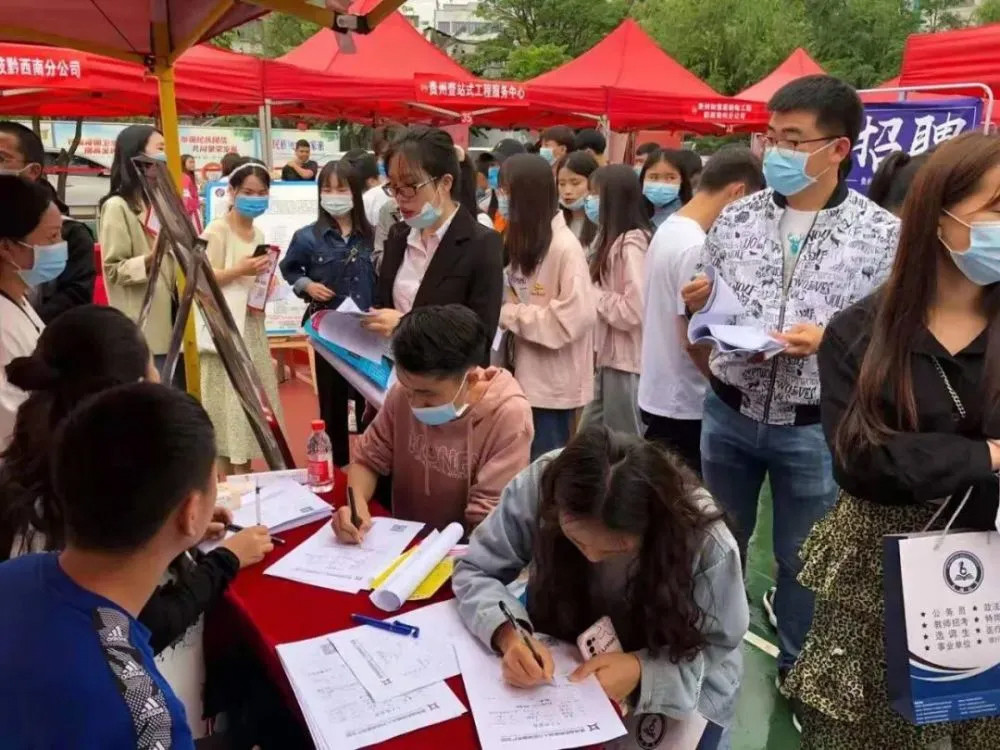 各地拓宽渠道促进高校毕业生就业