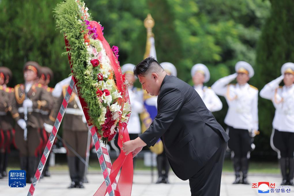 金正恩参谒中国人民志愿军烈士陵园