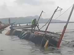 菲律宾一船只倾覆 约30人死亡
