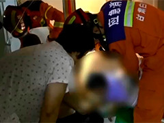甘肃会宁幼童被卡洗衣机滚筒 消防员快速施救