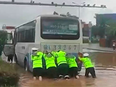 重庆强降雨致河水上涨 道路被淹 居民被困