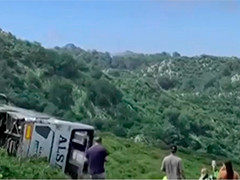 西班牙一辆旅游巴士翻车 至少10人受伤
