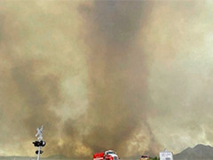 美国西部山火持续 部分地区出现“火龙卷”