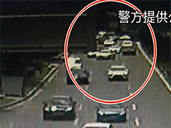 重庆司机粗心大意 轿车溜车撞上路沿