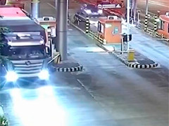 重庆三辆超限车辆闯卡上高速 司机被行拘