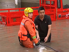 重庆暴雨导致超市被淹 消防人员紧急排险
