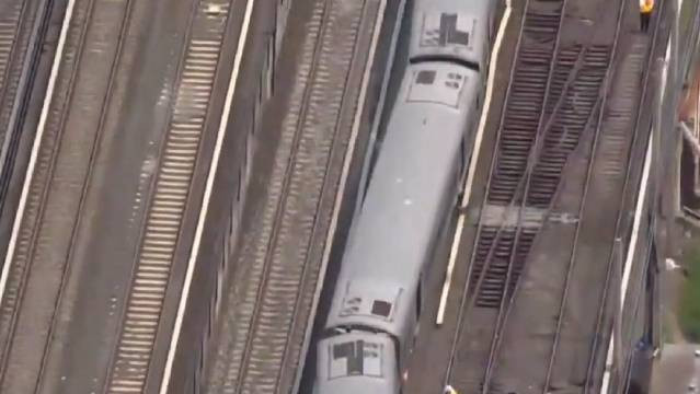 纽约发生火车脱轨事故 至少13人受伤