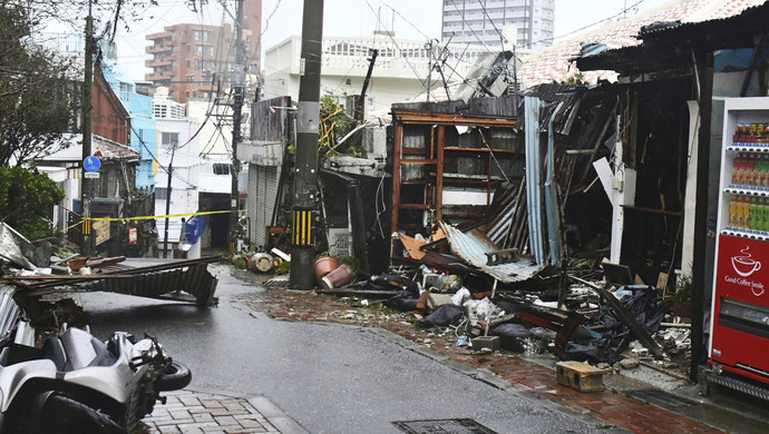 日本 “卡努”再度来袭 冲绳发布特大暴雨预警