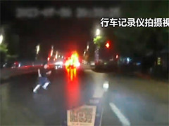 湖南岳阳男孩横穿马路捡足球 被出租车撞倒