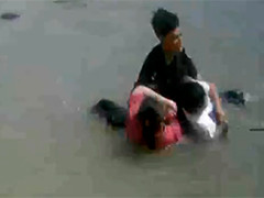 上海浦东 车辆坠河4人被困 城管队员跳水营救