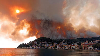高温之下希腊多地山火肆虐
