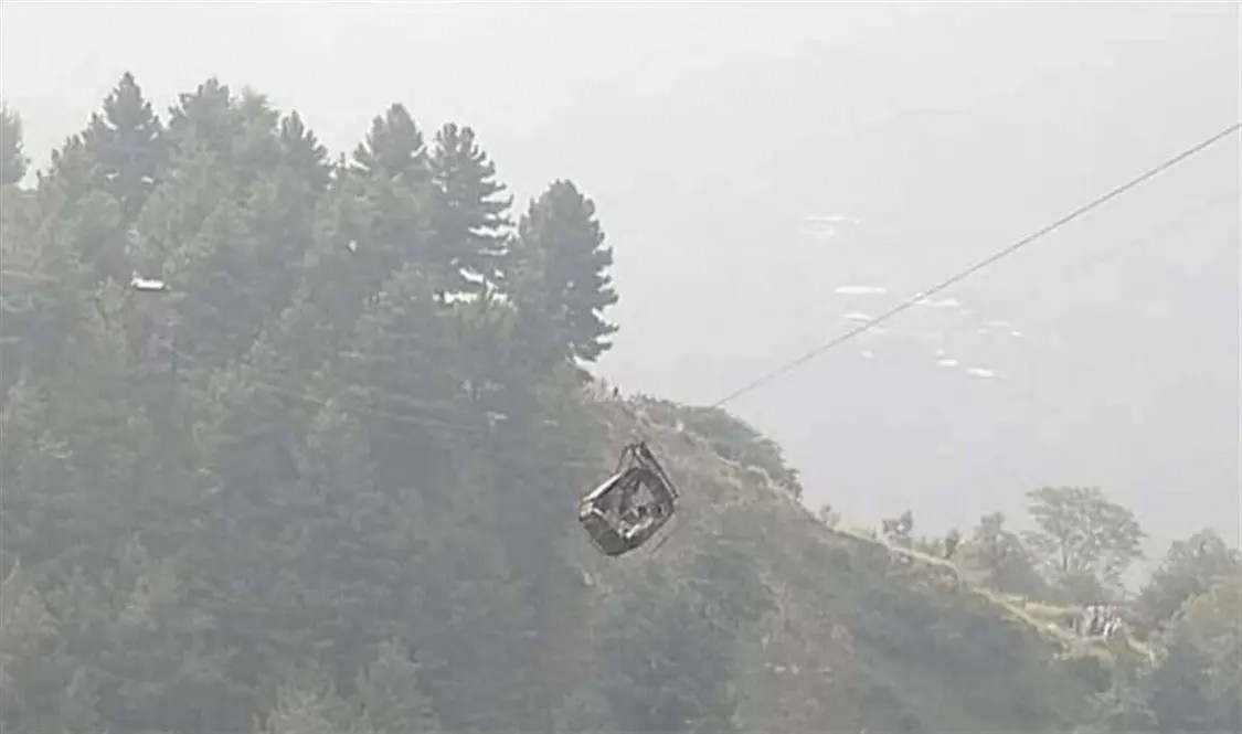 巴基斯坦山区缆车电缆线断裂 8人被困15小时全部获救