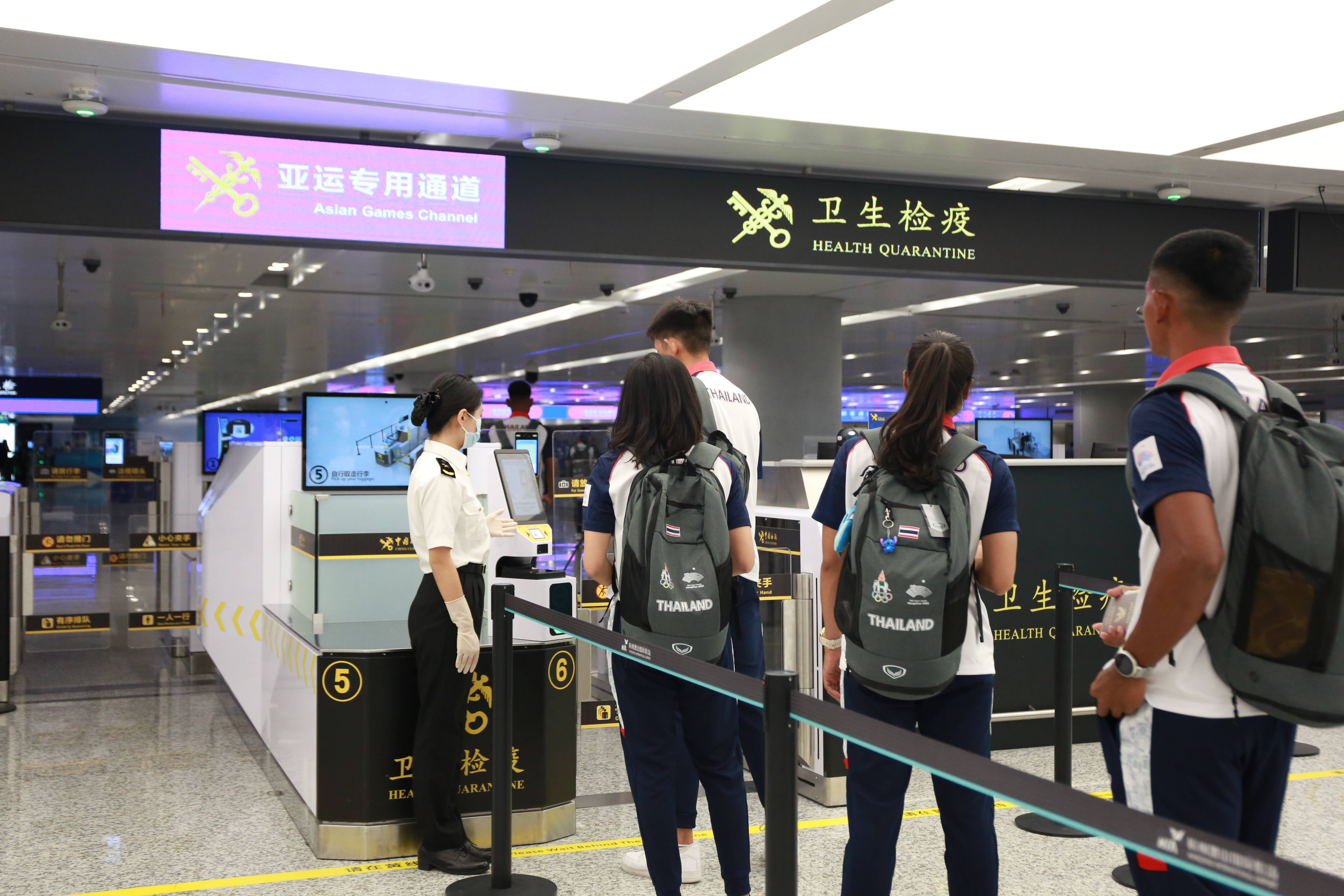 杭州亚运会首批境外参赛运动员通关入境
