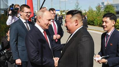 普京与金正恩在俄东方航天发射场会面