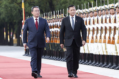 李强同柬埔寨首相会谈
