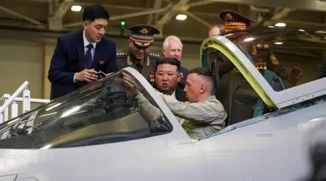 金正恩参观俄飞机制造厂