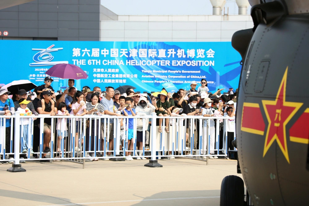 第六届中国天津国际直升机博览会 迎来首个公众开放日