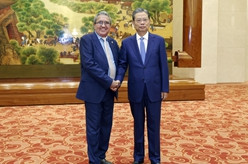 赵乐际同中美洲议会议长举行会谈