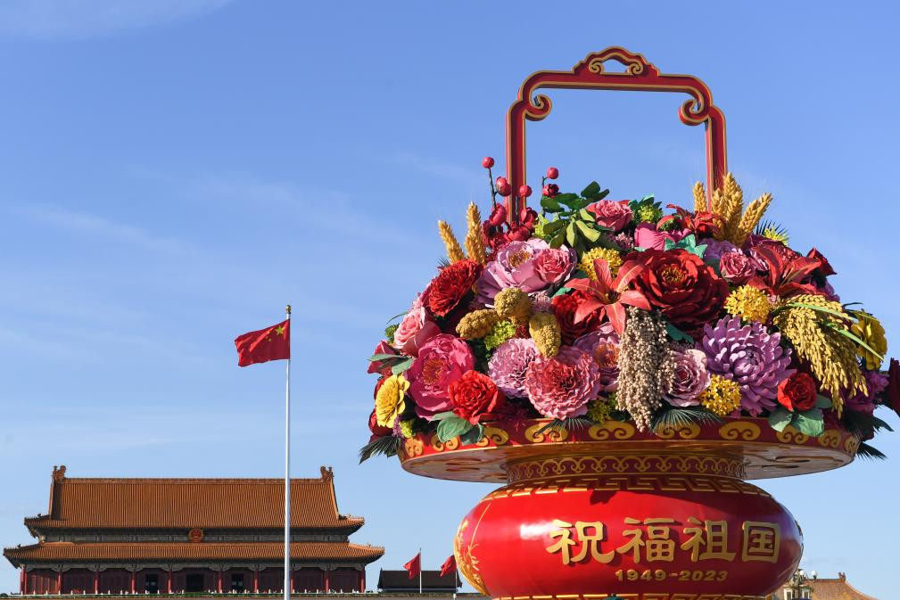 天安门广场巨型花篮完成吊装拼接