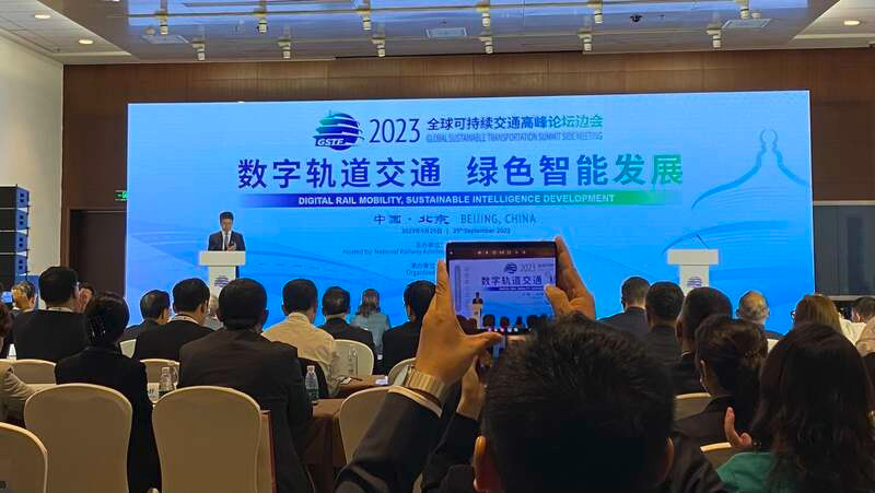 习近平向全球可持续交通高峰论坛致贺信