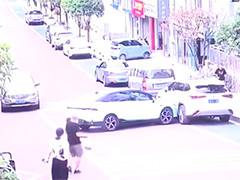 重庆车辆未断电 孩子模仿大人驾车撞上路边车辆