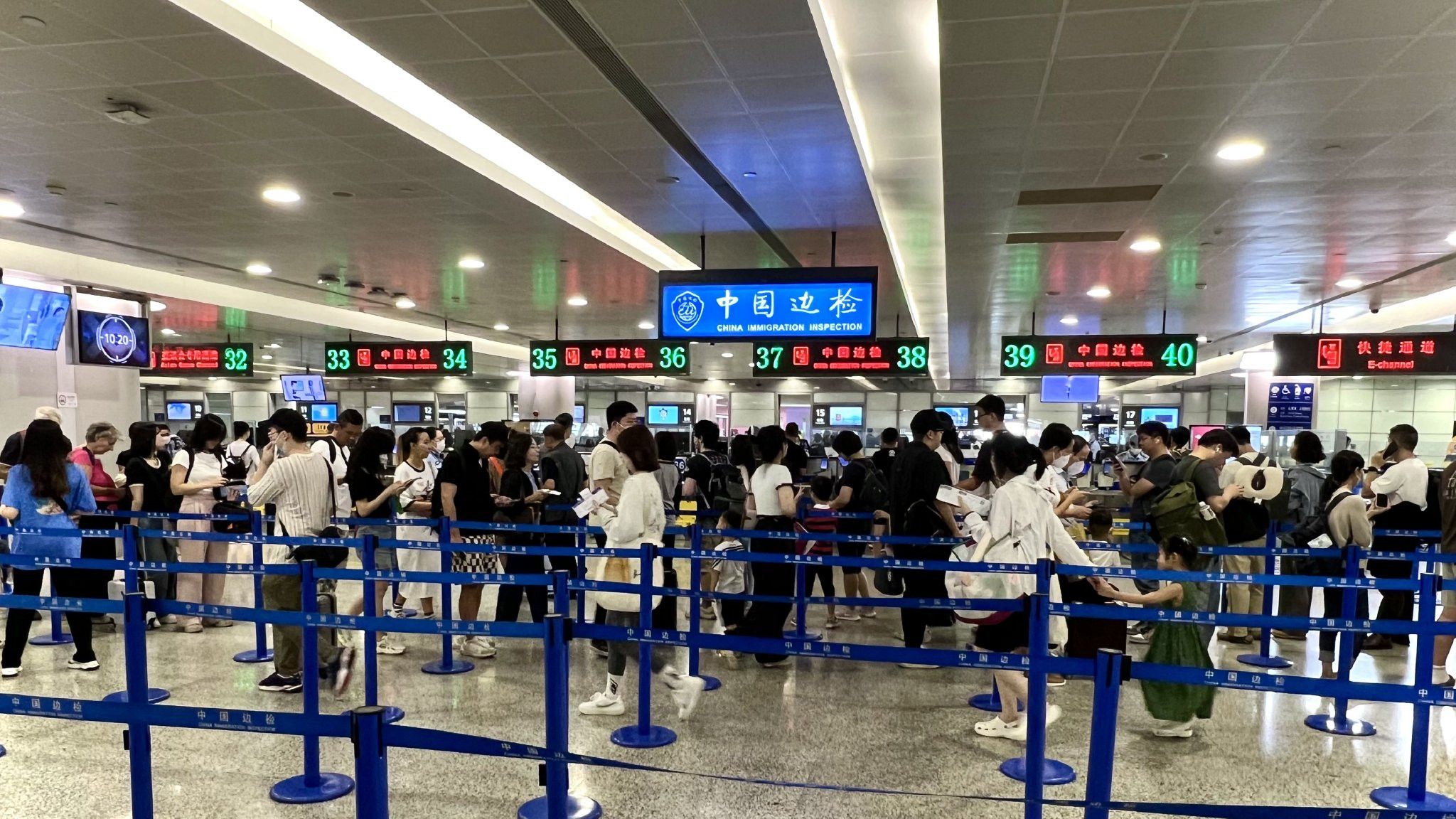 上海机场迎来出行高峰
