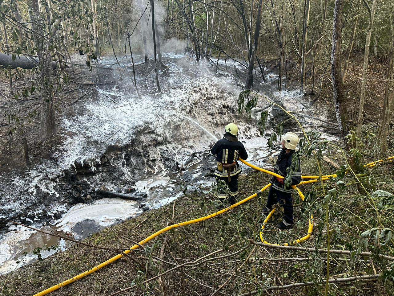 乌克兰一输油管破裂 原油泄漏引发火灾