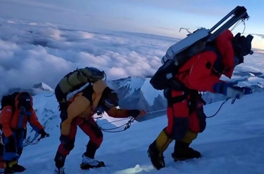 中国科考队员成功登项世界第六高峰卓奥友峰