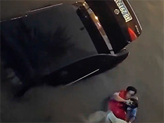 江苏无锡轿车冲进河道4人被困 民警消防合力救援
