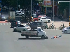 海口男子骑电动车闯红灯被货车撞翻