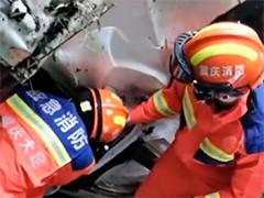 重庆大足车辆坠落30米山崖 消防员及时救援