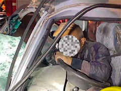 河南许昌三车连撞一名司机被困 消防火速救援