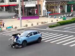 江苏淮安司机误把油门当刹车 路口撞飞电动自行车