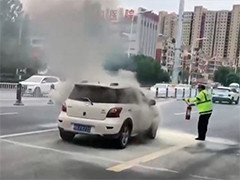 安徽阜城 轿车突发自燃 警民合力救援
