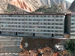 兰州护坡垮塌致居民被埋 现场正在全力搜救
