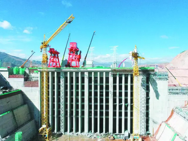 黄河流域在建最大水电站进水塔封顶