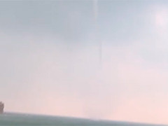 山东长岛大黑山岛海域出现“龙吸水”天气现象