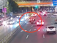 四川德阳 惊险!一女子驾车过程中跳车“逃生”