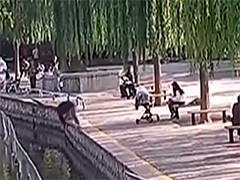 北京八旬老人落水 “游客”民警跳水救人