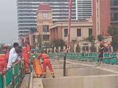 青岛工人失足跌入6米深地基内 消防紧急救援