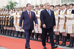 李强举行仪式欢迎匈牙利总理访华